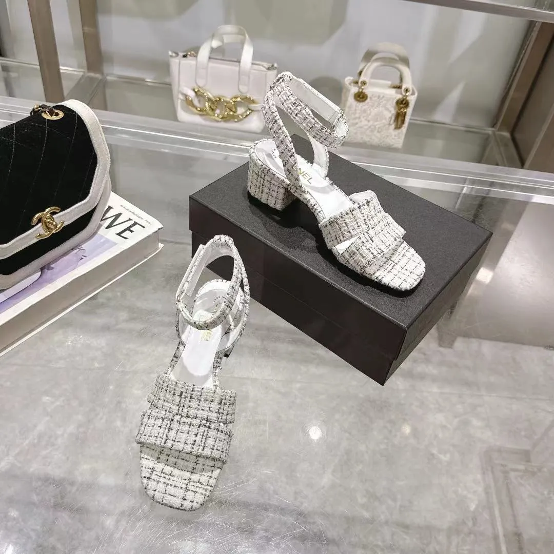 👟👟Ex-factory price 540👟👟 𝐂𝐇𝐀𝐍𝐄𝐋★Xiaoxiang New Spring and Summer Products Counter new sandals, electric embroidery Lingge’s classic elements that will never fade away 💋Showing unique dressing style, too beautiful to say anything, a must-have in summer... Upper: imported sheepskin/knitted fabric Lining: mixed sheepskin Heel height: 5cm Outsole: Italian leather outsole Shoe size: 35-39 (customized items of 40, 41 and 42 are not returnable or exchangeable)